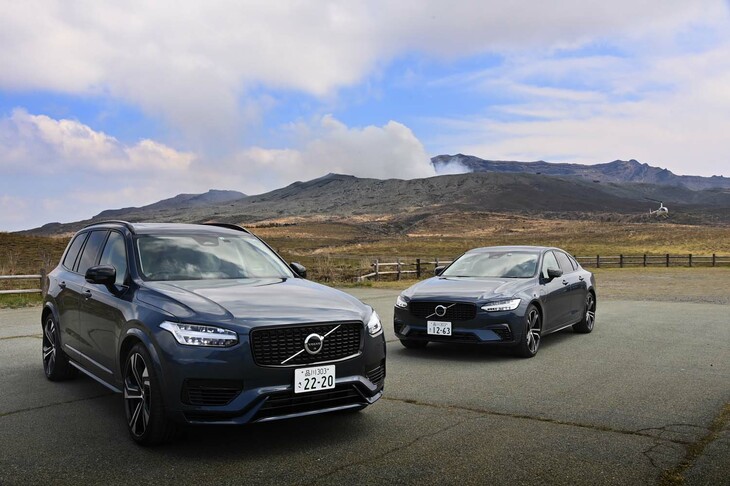「XC90リチャージ アルティメットT8 AWDプラグインハイブリッド」（写真左）と「S90リチャージ アルティメットT8 AWDプラグインハイブリッド」（同右）。