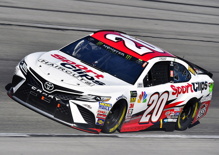 「カムリ」がアメリカにいかに浸透しているかを示すひとつの証拠。トヨタは2007年からアメリカを代表するモータースポーツであるNASCARにカムリ名義（中身はパイプフレームを持つまったくの別物）で参戦し、2015年には最高峰シリーズでアメリカ以外のメーカーとして初めてドライバーズタイトル、翌2016年にはメイクスタイトルを獲得した。写真は2018年モデル。