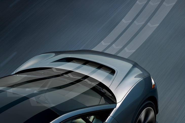 ちなみに「Iペース」のダミーグリルは上部が開口しており、ボンネット上から空気を流す構造となっている。