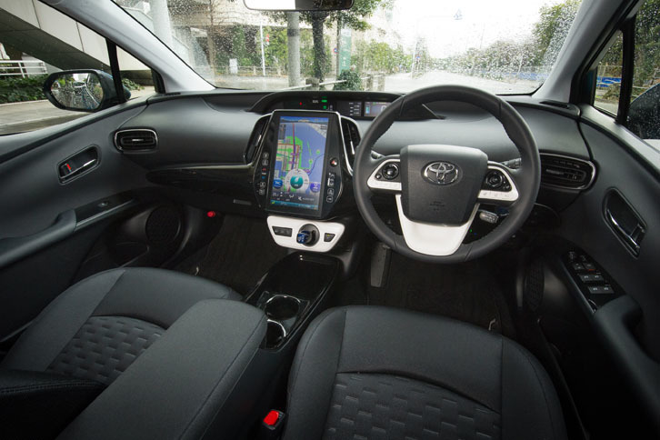 インテリアで目を引くのは、センターに備わる11.6インチのタッチスクリーンパネル。マップやオーディオ以外にも、プラグインハイブリッドシステムの作動状況などを表示させることができる。