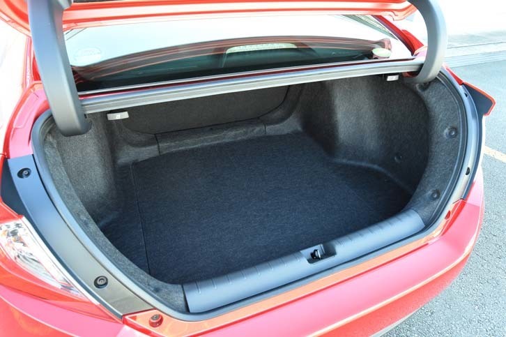 「シビックセダン」の荷室の容量は519リッター。トランクスルー機構を備えている。