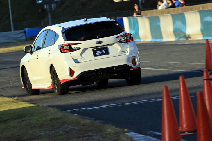 操舵に対して遅れなく旋回が始まるクルマでは、コーナリング中の舵の修正が少なくて済み、スムーズかつ疲労の少ない運転が可能となる。