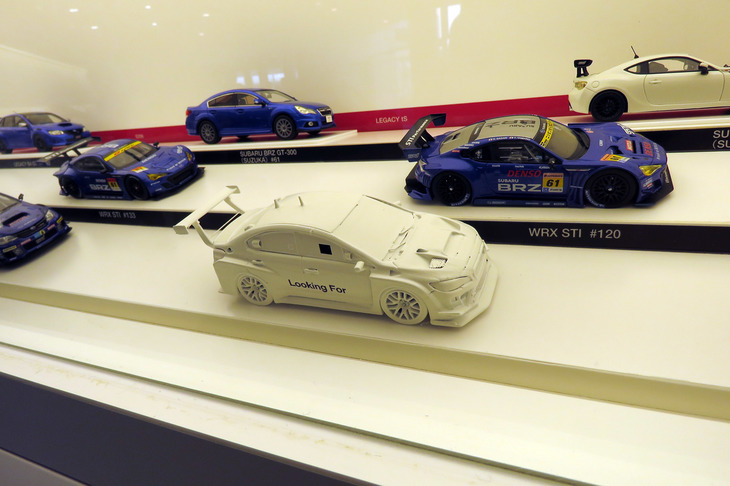 ミニカーはすべてがそろっているわけではないとのこと。「Looking For」と書かれたものは文字通り「現在探し中」で、もし寄付してくれる人が現れたら、こちらの白いミニカーと交換してくれるとのことだった。STIファンの間では、この白いミニカーも貴重なコレクターズアイテムになりそう。