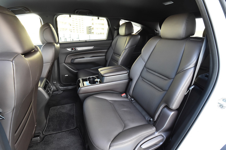 最上級グレード「XD Lパッケージ」の2列目は、独立型のキャプテンシート。シート間にアームレスト付きのコンソールボックスが備わるため、ウオークスルーは不可となる。