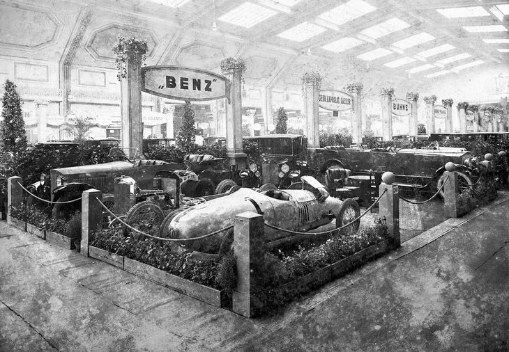 1923年に開かれたベルリンでの自動車ショーにて、ベンツのブースに展示された「トロップフェンヴァーゲン」。