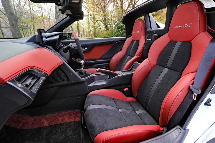 専用スポーツシートの表皮は、本革とラックススエードのコンビ。シートヒーターも備わっている。