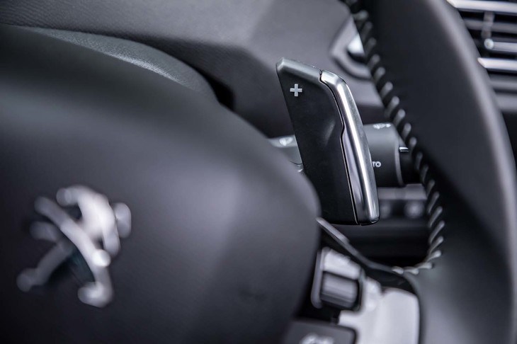 シフトパドルは搭載エンジンやグレードを問わず、「308」シリーズのATモデル全車に標準装備されている。