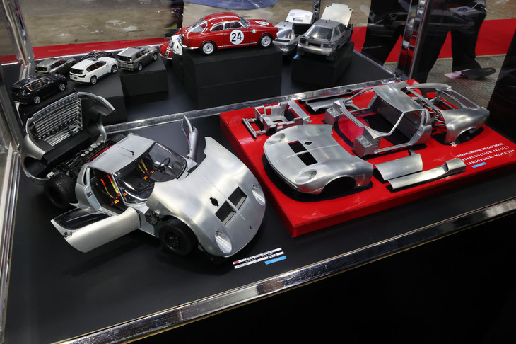 ここからは一般的にミニカーと呼ばれるダイキャストやレジン製の完成品。これは京商オリジナルの1/12「ランボルギーニ・ミウラSVR」の試作品。10年ほど前に市販されていた製品の各部に手を加えてリニューアル販売する予定とのこと。ショー用に磨き上げたというダイキャストの地肌がアルミたたき出しのようでカッコイイ。「これにクリアを吹いた状態でも市販できませんか？」と尋ねたところ、「経年変化などの点で難しいが、お客さまからもそういう要望はありそうですね」とのことだった。