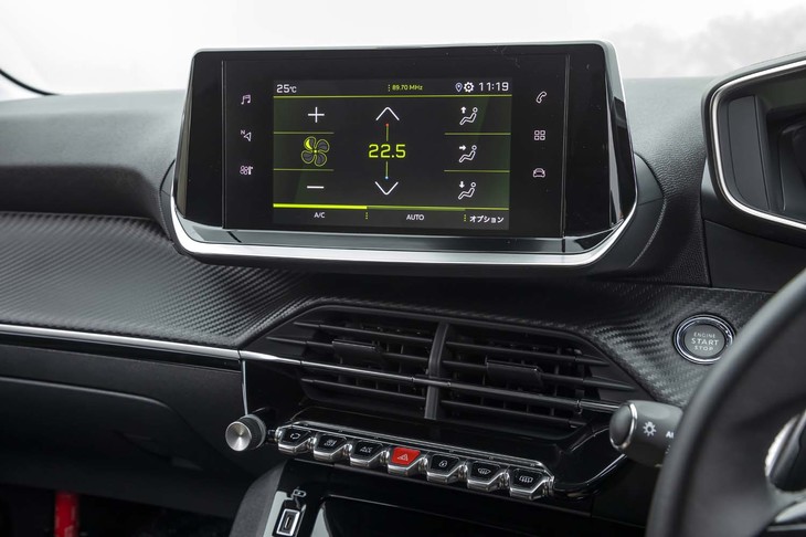 センターモニターは7インチで、Apple CarPlayとAndroid Autoに対応する。写真下方に見える空調のトグルスイッチも特徴的なディテールのひとつ。