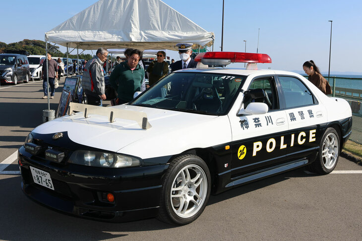 今や世界に1台となった「GT-Rセダン」のパトカーは、里帰りミーティングのヒーローだ。現在の走行距離は13万kmだが、これはパトカーとしては少ないほうで、今は交通安全のPRイベントなどが主な活動となっている。クラシックカーの仲間入りしつつあるこのクルマだが、今もなんとか予算を確保して維持しているとのこと。当日の担当警察官は、配備当時、取り締まりなどでこのクルマのステアリングを握った経験のある人物。「もう署内でも、新車当時にステアリングを握ったことがあるのは、私ともう一人だけになってしまった」と、懐かしそうに教えてくれた。