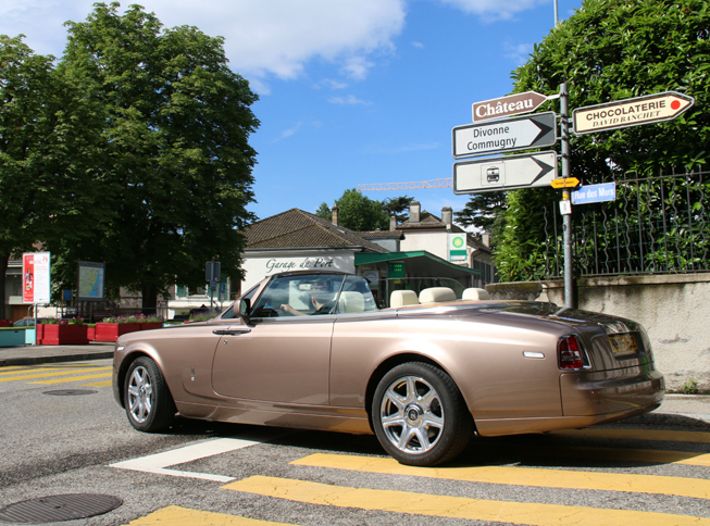 「ファントム ドロップヘッドクーペ」が、コペの町を行く。