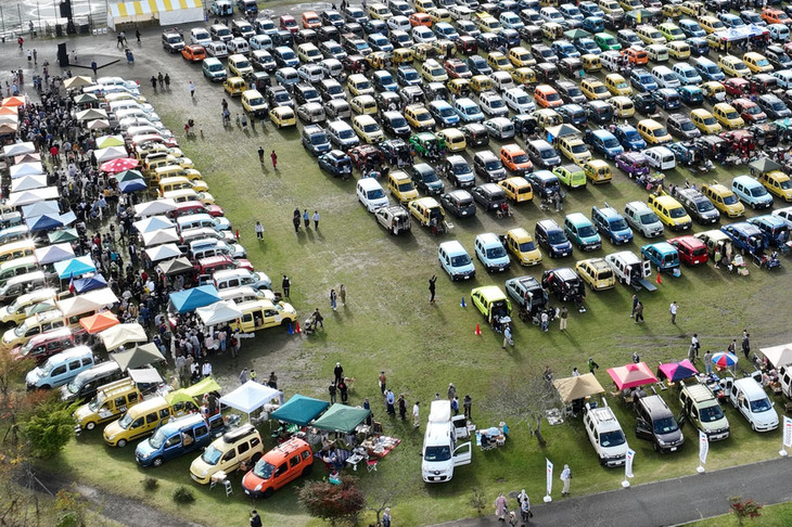 フリーマーケット（写真左）が行われたカングーエリア1。参加の記念にと、手づくりのアイテムを求める多くの人でにぎわった。