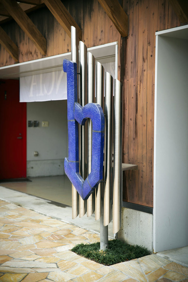 ガレージの外側中央に立つ“b”の陶製のオブジェ。ベルトーネ社から譲り受けた有名なロゴマークである。ガレージのアクセントになっている。