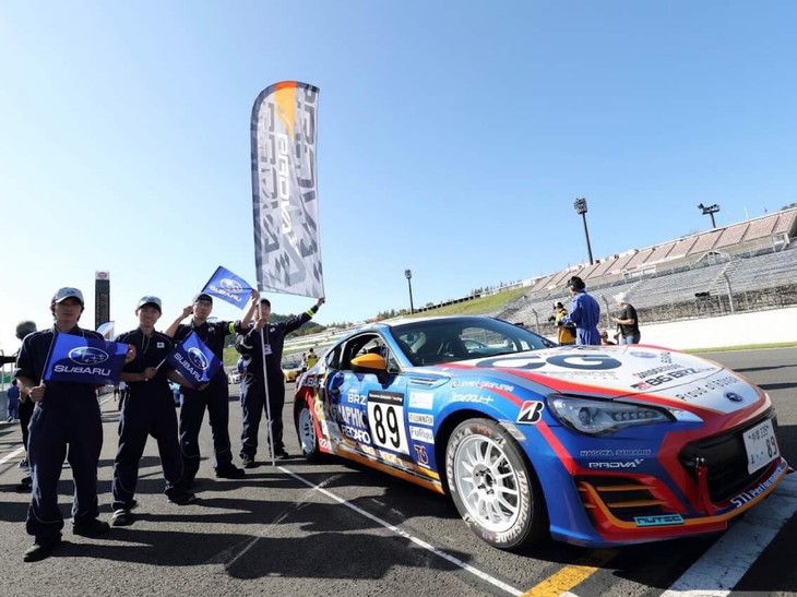 クラブマンシリーズ エキスパートクラスの決勝グリッドです。グリッドではディーラーメカニックさんも全員集合。ほかにもスバルの旗を持ったたくさんの方が応援に来て声をかけてくれました！