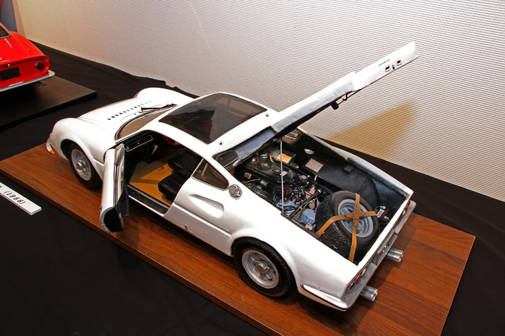 1966年のパリサロンでデビューしたコンセプトカーの「365P」。後の「マクラーレンF1」と同様、センターステアリングを採用した3座のミドシップスポーツである。