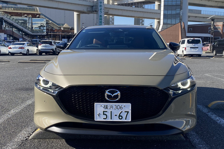 Cセグメントモデル「アクセラ」の4代目モデルにあたる「マツダ3」は、2019年5月に登場。グローバルな名称に統一された車名が話題を呼んだ。最新ラインナップは2024年8月に発表された改良モデルで、今回はドアミラーやホイール、シグネチャーウイングなどをブラックで統一する特別仕様車「XDレトロスポーツエディション」に試乗した。車両本体価格は350万2400円。