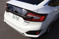 独立したトランクを持つ3ボックス形状ながら、トランクリッド後端は、後方視界確保のためにシースルーデザインになっている。