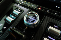 「アストンマーティンDB12」発表会の会場からの画像