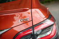 新型「クラウン」のボディーカラーは全13色。テスト車には「茜色（アカネイロ）」と呼ばれるオレンジメタリックが用いられていた。