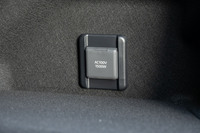 AC100V・1500Wのコンセントはどちらのパワートレインにも標準装備される。