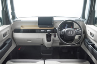 3代目「N-BOX」のインストゥルメントパネル。ステアリングホイールの上側から見えるよう配置されていた従来型のメーターは、一般的なステアリングホイールの内側から確認するレイアウトに変更された。ホンダの軽自動車として初めて7インチTFT液晶メーターが採用されたのも最新モデルにおけるトピックだ。