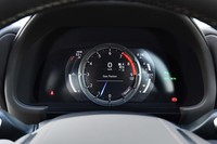 コンパクトにまとめられた液晶メーター。カラーヘッドアップディスプレイも標準で備わる。