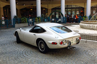 ヒストリーガレージ前の広場にて、来場者の注目を集めながら、噴水のまわりをくるりと回る「トヨタ2000GT」。