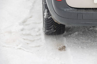 特徴的な「エヌブルー4シーズン2」のV字パターンを雪道に残しながら前へと進む。凍結路面以外では、スタッドレスタイヤとほぼ遜色のない安定した走りを味わえる。