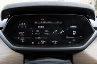 計器盤は12.3インチの液晶パネル。さまざまな車両情報のほかカーナビのマップが表示できる。
