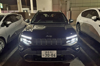 「ジープ・アベンジャー4xeハイブリッド」のフロントマスク。ヘッドランプよりも前方に配置された「7スロットグリル」やサイドが盛り上がったフェンダーなどの特徴的なデザインは、BEVのアベンジャーと同様である。