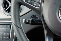 ステアリング裏、ウインカーレバーの下に備わるアダプティブクルーズコントロール機能の操作レバー。