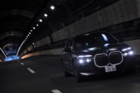 ちなみに、昨今のBMW車のなかには、暗所でキドニーグリルが光るものも……。（写真：荒川正幸）