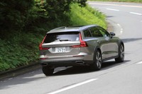 「ポールスターソフトウエア」の恩恵をより感じられたのは、ガソリンエンジンを搭載した「V60クロスカントリーT5 AWDプロ」のほうだった。
