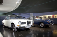 「3200CS」と並んだ「2000CS」。基本的なプロポーションは近いが、かたやオーソドックス、かたや前衛的という顔つきによってか、双方のデビューは4年しか違わないのに、それ以上の時間差があるように思える。