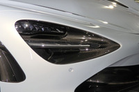 ヘッドライトとターンシグナルを組み合わせた大型のLEDライトユニットを低く配置している。