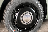 ディーラーオプションの15インチタイヤ＆アルミホイールセット。