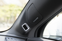 全12スピーカーからなるDYNAUDIOのサウンドシステムを搭載。ツイーターの下にあるのはドライバーモニタリングカメラで、顔を動かさずに目だけで脇を確認したくらいでも警告が入るほどに厳しく監視されている。