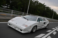 人生において2台目となった「カウンタック」は「25thアニバーサリー」の1989年モデル。公道をフツーに走ったり、駐車場に止めて眺めているだけで感動できる。さすが永遠の聖遺物。（写真＝池之平昌信）