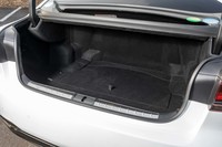 トランクルームの容量は430リッター。リアバンパー下に足先を出し入れすることでトランクリッドを開閉する機能が標準で備わる。