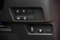 ヒルディセントコントロールのスイッチはステアリングホイールの右下に用意されている。