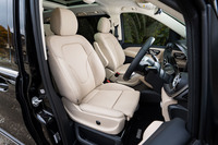 シート表皮はベージュのナッパレザー。「V220dエクスクルーシブ ロング プラチナムスイート」でカスタマイズできるのはボディーカラーのみ（どれも無償）で、装備類のオプションは一切設定されていない。