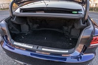 「LS500h」では、従来モデルよりもトランクルーム長を95mm拡大し、9.5インチのゴルフバッグを4つ収納可能としている。リアエアコンなしでは430リッター、リアエアコン付きでは400リッターの荷室容量となる。