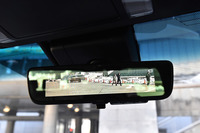 カメラの映像を映すことで後方の視認性を高める「デジタルインナーミラー」。モデルにより、標準装備またオプションとして用意される。