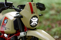 X型のシグネチャーが目を引く5.75インチのヘッドランプをはじめ、灯火類はいずれもLED式。オプションでアダプティブヘッドランプも用意される。