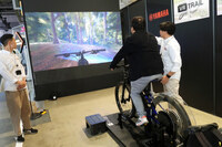 VR関連では、ヤマハも「VR TRAIL」を出展。お台場にいながら静岡県・森町のミリオンペダルバイクパークを走れるというもので……これはダイエットにも効きそうであった。