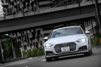 エッジの立ったプレスラインや六角形のフロントグリルなど、エクステリアの各所にアウディの最新モデルに共通するディテールが取り入れられている。