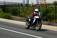 車両骨格にはリアフレーム一体型のスチール製ダイヤモンドフレームを採用。コンパクトな設計のエンジンとも相まって、車重は208kgに抑えられている。