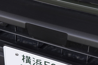 フロントの「S」エンブレムとナンバープレートの間にミリ波レーダーを搭載。これによって先進運転支援システムが飛躍的に進化した。