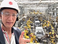 内部では3本のラインが稼働中。無数のロボットアームが車体を取り囲んでいる。