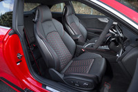 ファインナッパレザーの表皮にダイヤモンドステッチを施した、RSスポーツシート。シートのカラーバリエーションは標準でも3種類あり、Audi exclusiveの「レザートリムパッケージ１ ファインナッパレザー」を選択すれば、その他の色も選べるようになる。